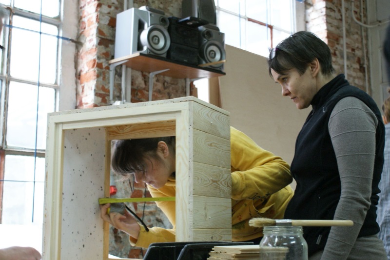 Prace nad ulem wielkopolskim w ramach IV edycji warsztatów pszczelarskich organizowanych przez Fab Lab Łódź w ramach projektu \