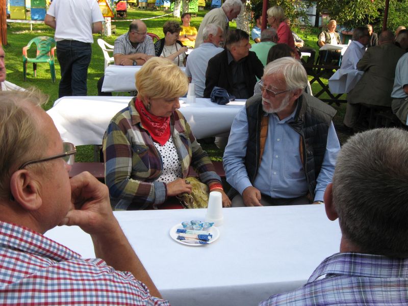 Uczestnicy dyskutujący podczas Jesiennego Spotkania Pszczelarzy Ziemi Oświęcimskiej. Autor zdjęcia: Kazimierz Wiśniowski