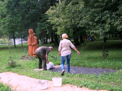 Wykonanie ścieżki zmysłów przez przedstawicieli TOPiK\'u. Wysypanie kamieni polnych. Autor zdjęcia: Marek Przybysz.