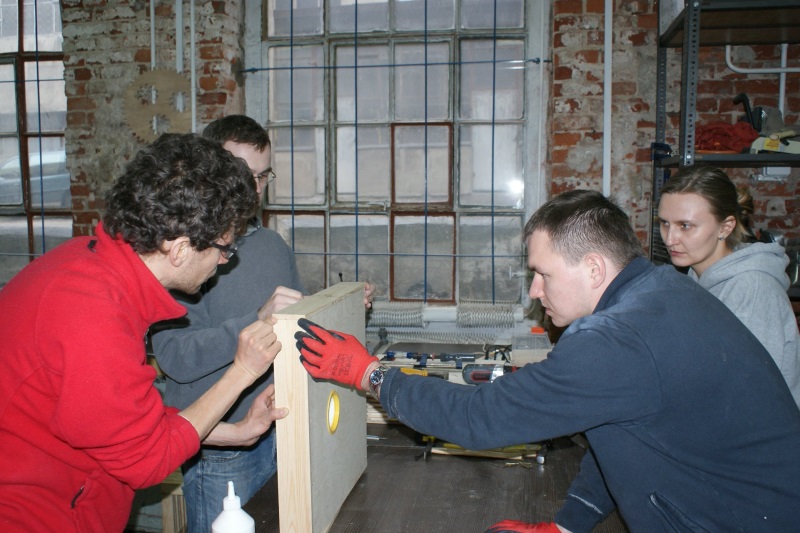 Prace nad ulem wielkopolskim w ramach IV edycji warsztatów pszczelarskich organizowanych przez Fab Lab Łódź w ramach projektu \