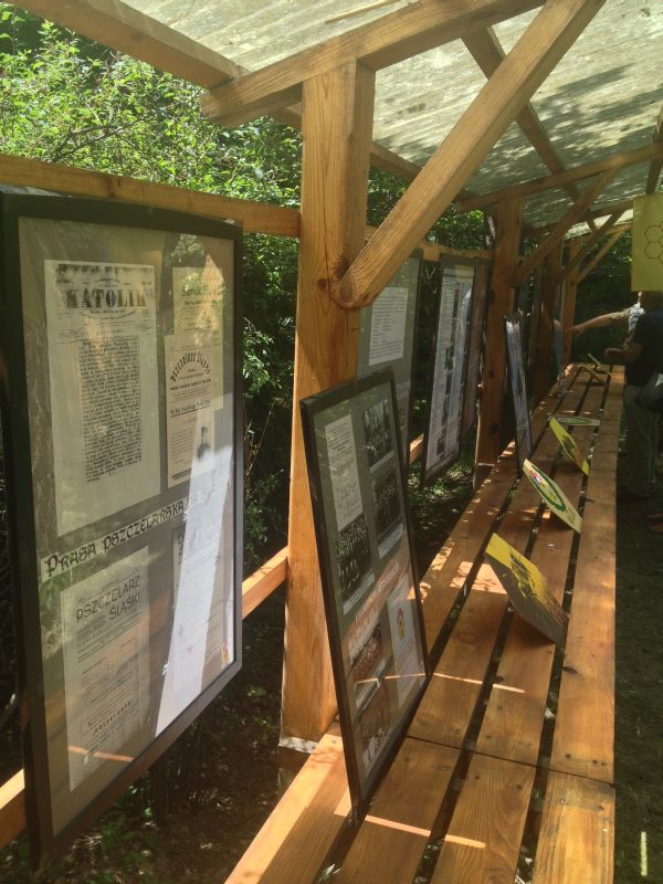 Tablice z historią Śląskiego Związku Pszczelarzy w Katowicach.