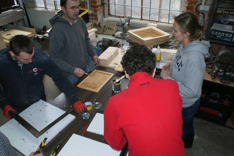 Prace nad ulem wielkopolskim w ramach IV edycji warsztatów pszczelarskich organizowanych przez Fab Lab Łódź w ramach projektu \