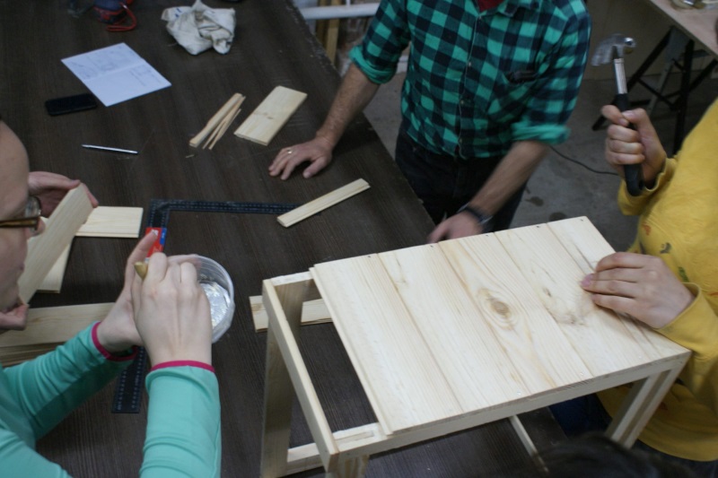 Prace nad ulem wielkopolskim w ramach IV edycji warsztatów pszczelarskich organizowanych przez Fab Lab Łódź w ramach projektu \