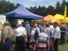 Zainteresowanie stoiskami wystawców podczas XV Spotkania Pszczelarzy na Trutowisku w Murckach zwiększało się z każdą następną godziną.
