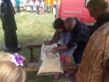 Przy pomocy rzeźbiarza można było uczestniczyć w rzeźbieniu św. Ambrożego. XV Spotkanie Pszczelarzy Śląskich na Trutowisku w Murckach.