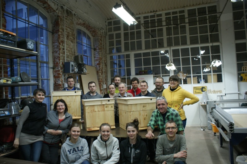 Uczestnicy IV edycji warsztatów pszczelarskich Sami robimy ul wielkopolski.