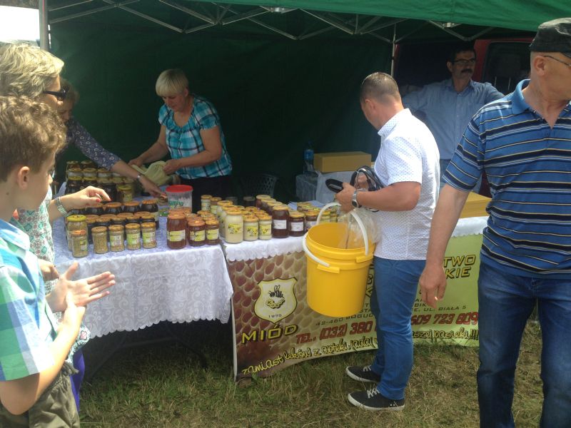 Stoisko Gospodarstwa Pszczelarskiego Kubik podczas XV Spotkania Pszczelarzy na Trutowisku w Murckach cieszyło się dużym zainteresowaniem wśród smakoszy miodu.