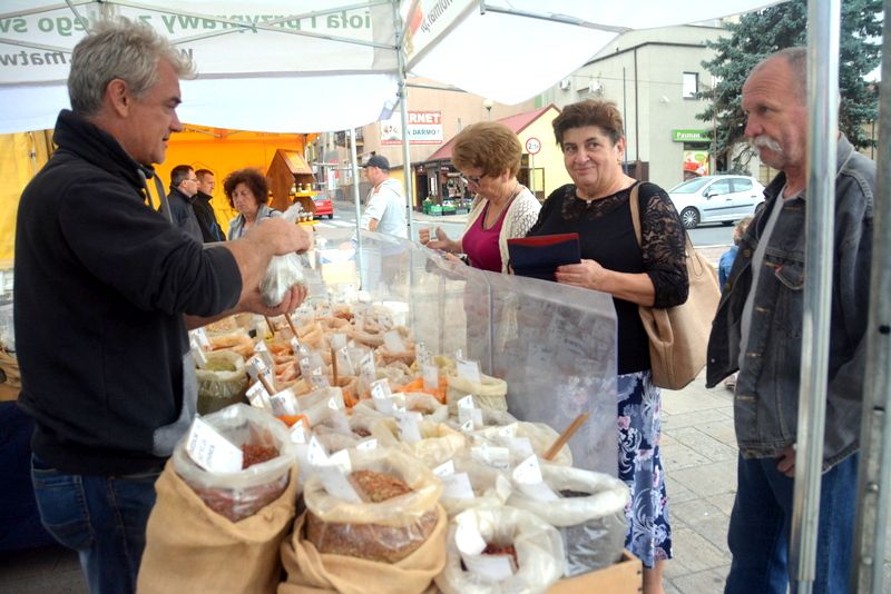 Stoisko z przyprawami podczas I Konferencji Pszczelarskiej w Brzesku (02.09.2017 r.). Autor zdjęcia: Marek Kotfis