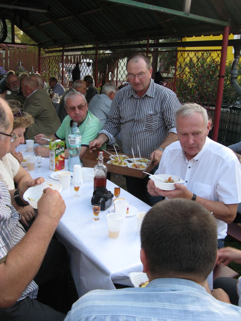 Pyszny posiłek dla uczestników Jesiennego Spotkania Pszczelarzy Ziemi Oświęcimskiej. Autor zdjęcia: Kazimierz Wiśniowski