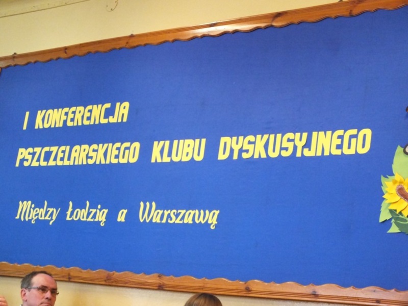 Napis na tablicy: I Konferencja Pszczelarska Klubu Dyskusyjnego Między Łodzią a Warszawą. Autor zdjęcia: Michał Piątek