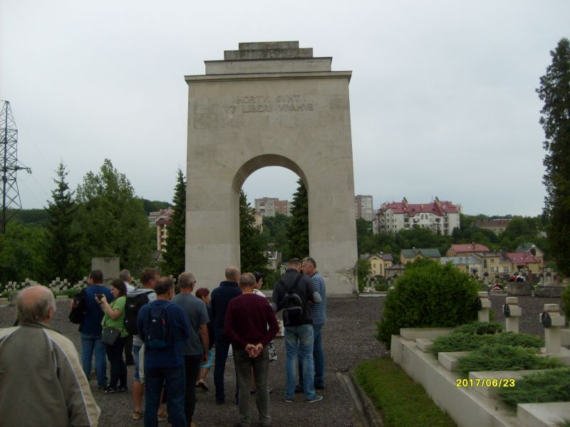 Cmentarz Orląt na Ukrainie. Wycieczka pszczelarzy. Autorzy zdjęć: Janusz Filip, Marek Wojdak