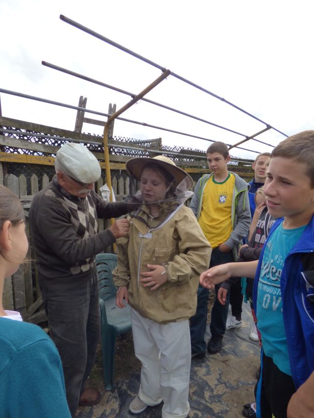 Wycieczka do lokalnego pszczelarza – strój ochronny. Źródło zdjęcia: materiały przez p. Agnieszkę Gałwa.