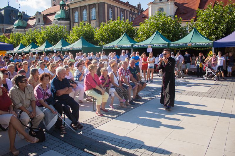 Przemówienie księdza podczas VII Święta Miodu w Pszczynie. Autor zdjęcia: Kazimierz Wiśniowski