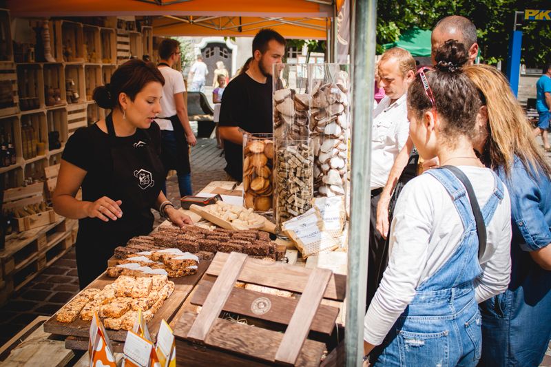 Stoisko firmowe Łysoń podczas wydarzenia o nazwie: VII Święto Miodu w Pszczynie. Autor zdjęcia: Kazimierz Wiśniowski