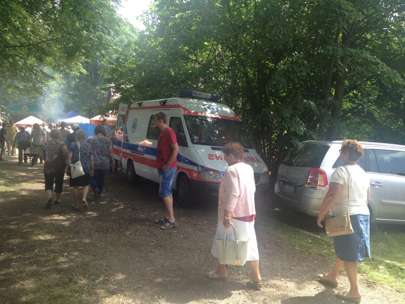 Nad bezpieczeństwem i zdrowiem uczestników XV Spotkania Pszczelarzy Śląskich na Trutowisku w Murckach czuwał m.in. ambulans.
