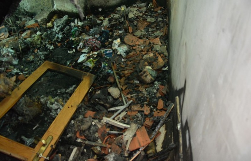 Spalone poddasze domu pszczelarza z Łojowic.