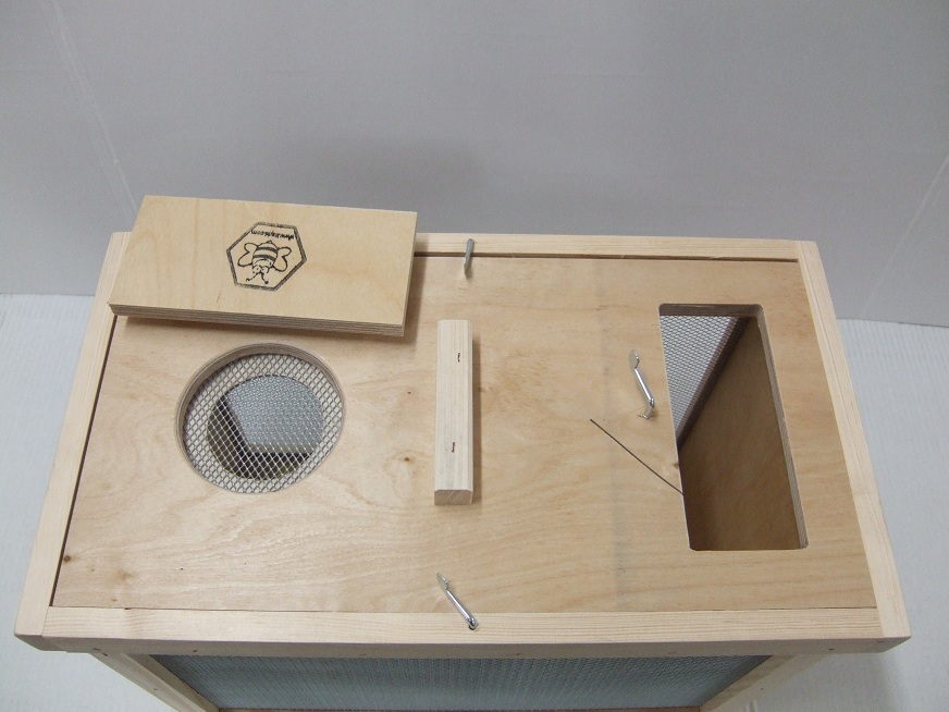 Skrzynka do zsypywania pszczół.