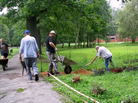 Pszczelarze podczas pracy przy tworzeniu ścieżki wewnątrz ogrodu przyjaznego pszczołom i ludziom. Autor zdjęcia: Marek Przybysz.