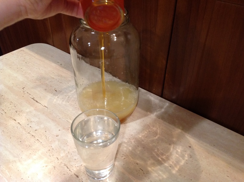 Następnie składniki przelewamy w stosunku 1:3 do dużego słoika.