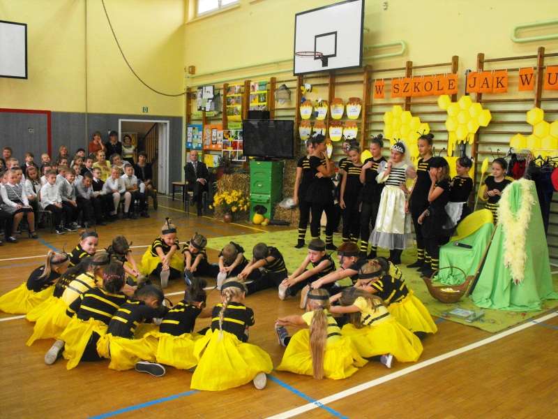 Taniec szkolnych pszczółek.