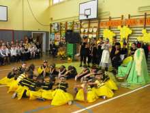 Taniec szkolnych pszczółek.