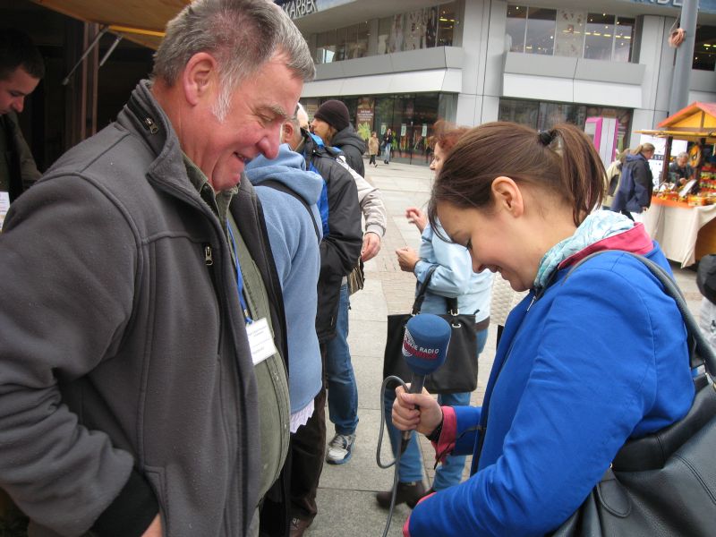 Leśniczy Paweł Hulbój udziela wywiadu dla PR Katowice. II Festiwal Miodu w Katowicach. Autor zdjęcia: Kazimierz Wiśniowski