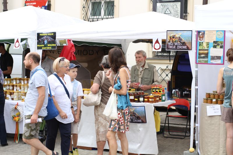 Stoisko pszczelarskie Pasieki Solin Stanisława Noconia podczas XXIII Krakowskiego Miodobrania. Autor zdjęcia: Paweł Balana