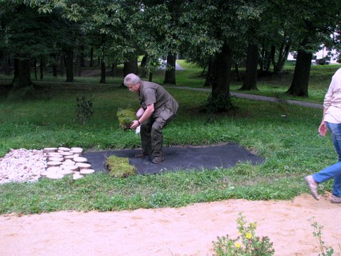 Wykonanie ścieżki zmysłów przez przedstawicieli TOPiK\'u. Ułożenie mchu leśnego. Autor zdjęcia: Marek Przybysz.
