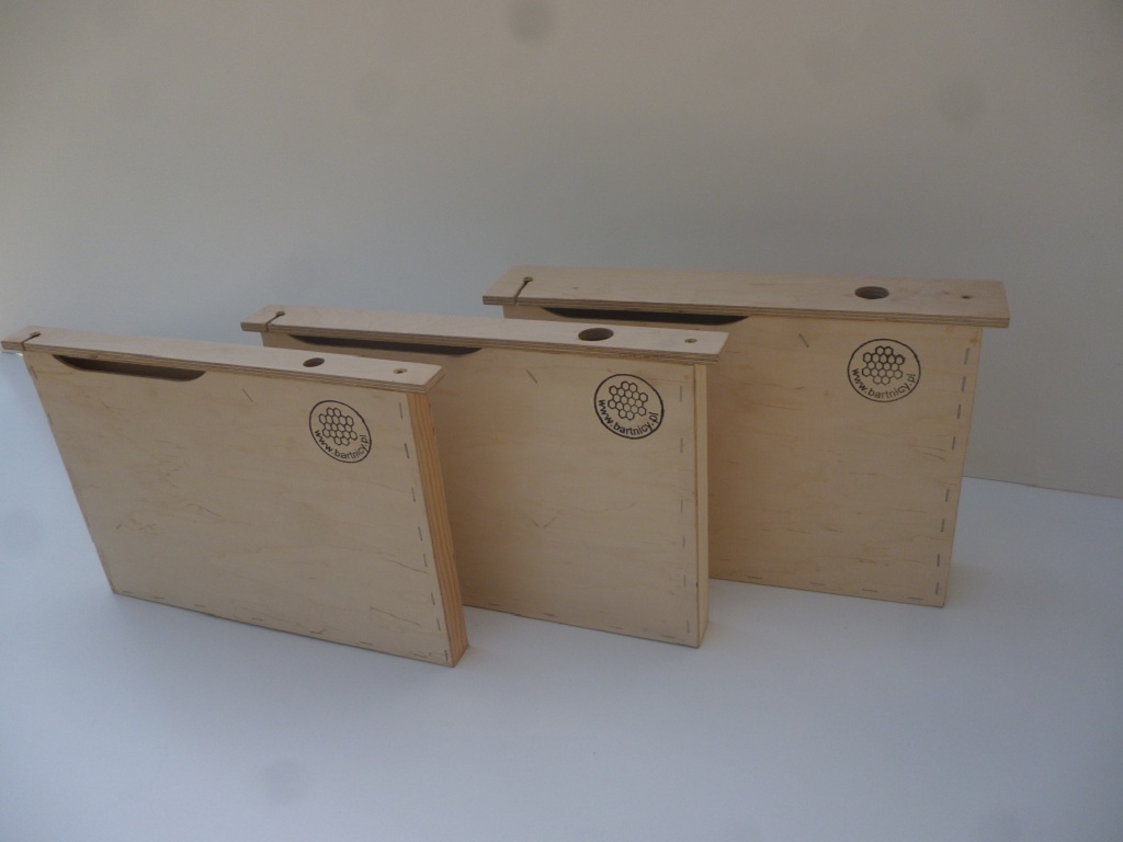 Podkarmiaczki ramkowe. Źródło zdjęcia: Bartnicy.pl