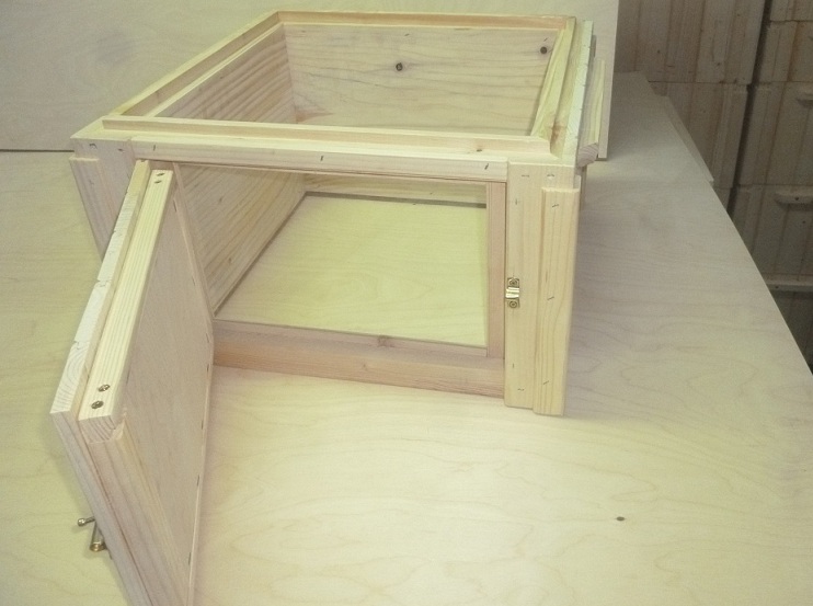 Unikalny korpus z szybką. Widok z otwartymi drzwiczkami. Źródło zdjęcia: Bartnicy.pl