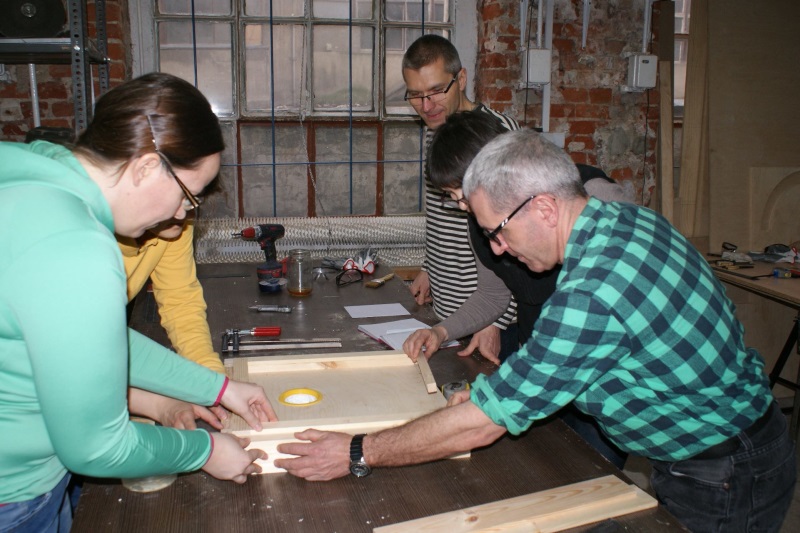 Prace nad ulem wielkopolskim w ramach IV edycji warsztatów pszczelarskich organizowanych przez Fab Lab Łódź w ramach projektu \