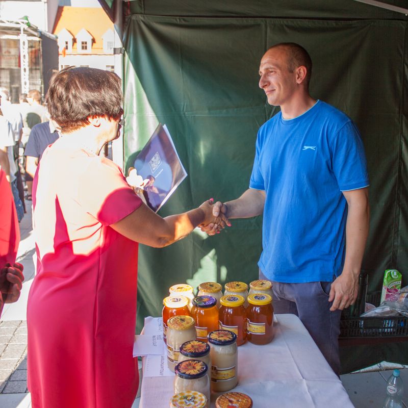 Gratulacje składane pszczelarzowi na Święcie Miodu w Pszczynie. Autor zdjęcia: Kazimierz Wiśniowski