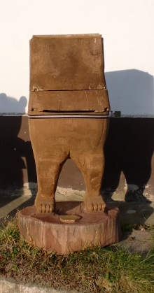 Ul niedźwiedź z pnia lipy. Wykonanie: Zdzisław Begierski. Autor zdjęcia: Zdzisław Begierski