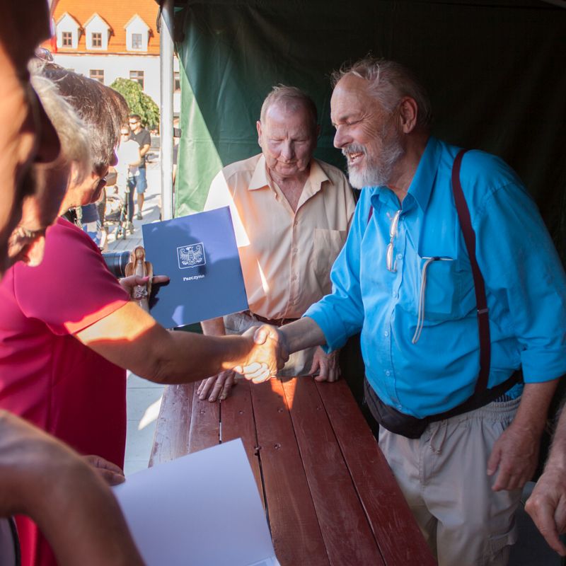 Gratulacje dla pszczelarza posiadającego stoisko na Święcie Miodu w Pszczynie. Autor zdjęcia: Kazimierz Wiśniowski