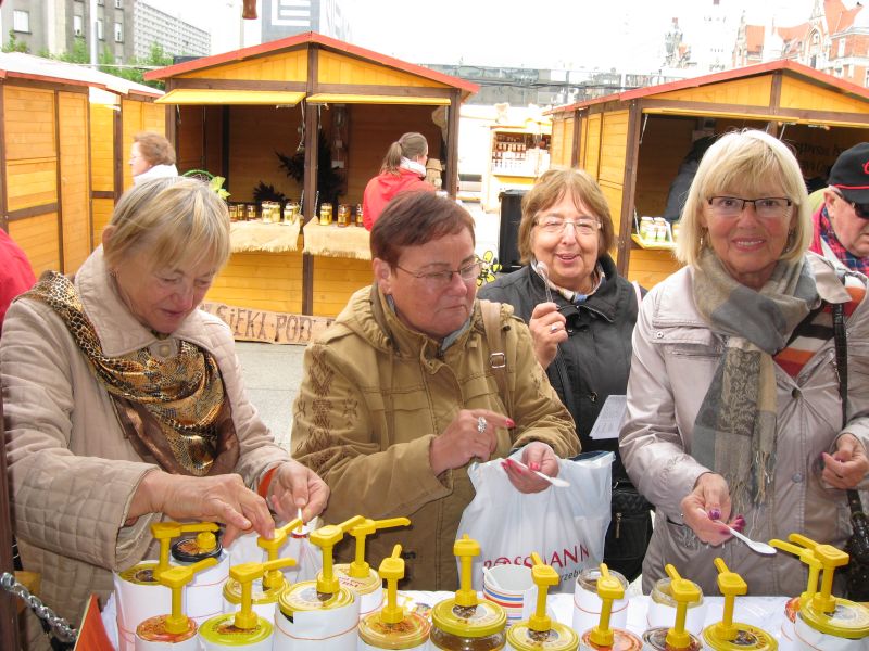 Degustacja miodów konkursowych. Bardzo subtelne wyczucie smaku. II Festiwal Miodu w Katowicach. Autor zdjęcia: Kazimierz Wiśniowski