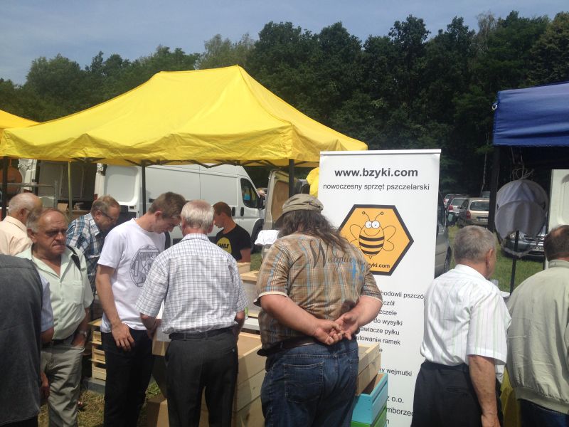 Podczas XV Spotkania Pszczelarzy na Trutowisku w Murckach swój asortyment prezentował także producent nowoczesnego sprzętu pszczelarskiego firma bzyki.com
