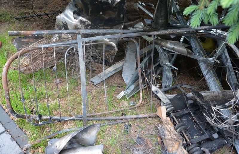 Spalone rzeczy po pożarze dachu domu pszczelarza z Łojowic.