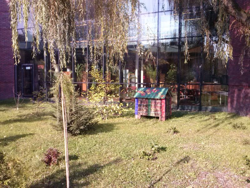 Domek dla dzikich zapylaczy obok Miejskiej Biblioteki Publicznej w Jaworznie. Widok od strony ulicy. Autor zdjęcia: Marcin Balana