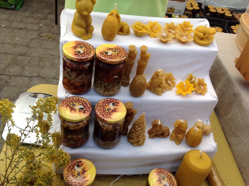 Świeczki z wosku pszczelego oraz słoiki z orzechami w miodzie. Autorka zdjęcia: Ewa Balana