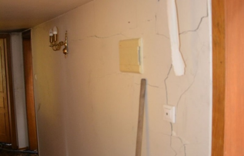 Popękane od temperatury ściany domu pszczelarza z Łojowic.