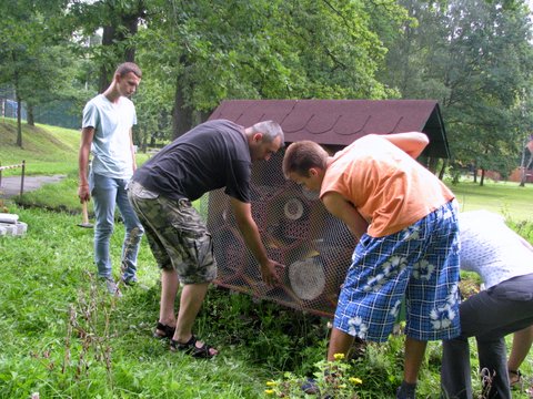 Jeszcze tylko zostało zabezpieczenie domku dla owadów zapylających siatką. Autor zdjęcia: Marek Przybysz.