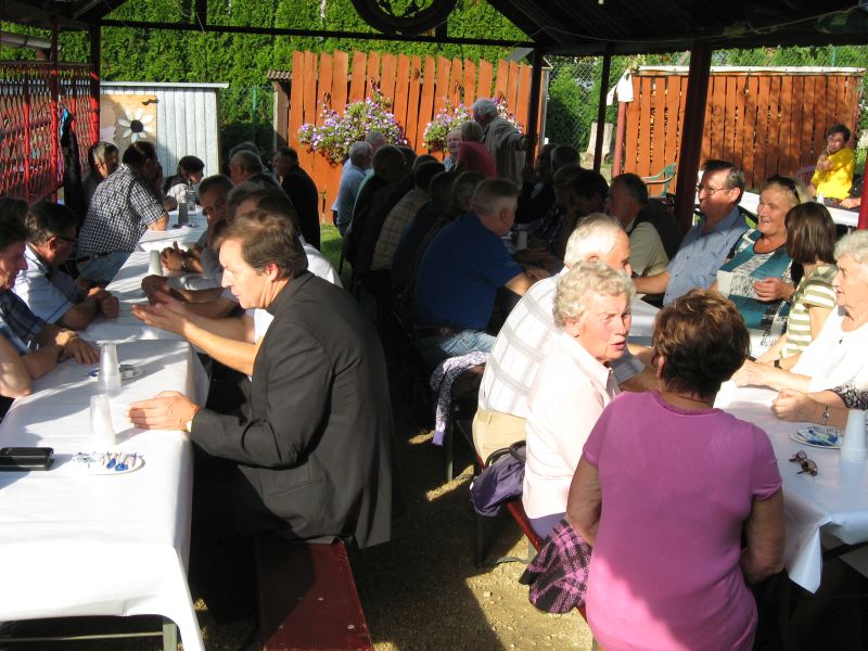 Część uczestników Jesiennego Spotkania Pszczelarzy Ziemi Oświęcimskiej. Autor zdjęcia: Kazimierz Wiśniowski