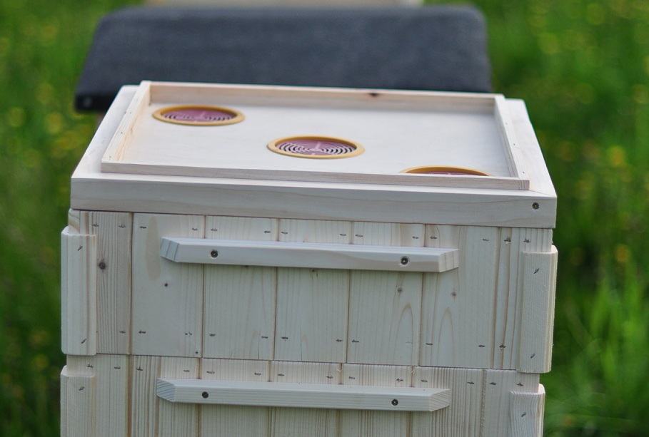 Półkorpus oraz powałka (a w niej trzy otwory wentylacyjne) - elementy ula wielkopolskiego. Źródło zdjęcia: Bartnicy.pl