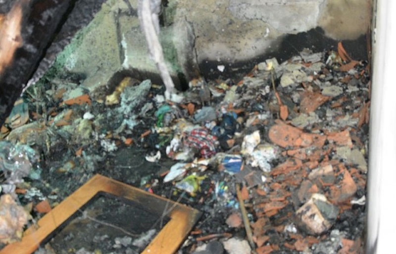 Spalone poddasze domu pszczelarza z Łojowic.