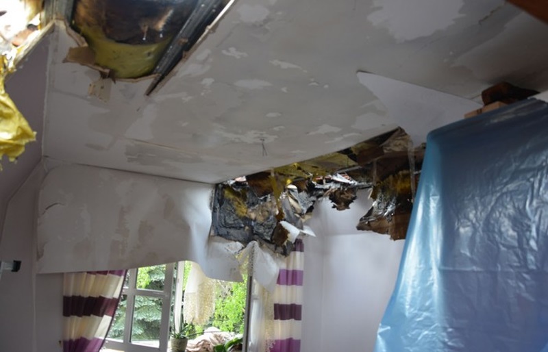 Strop po pożarze domu pszczelarza z Łojowic