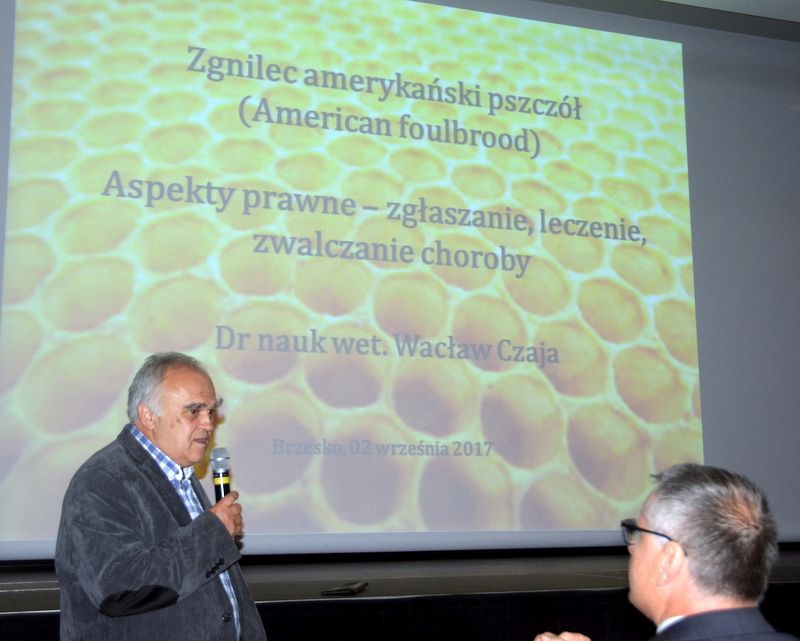 Dr nauk wet. Wacław Czaja podczas wykładu nt. zgnilca amerykańskiego pszczół (American foulbrood) na I Konferencji Pszczelarskiej w Brzesku (02.09.2017 r.). Autor zdjęcia: Marek Kotfis
