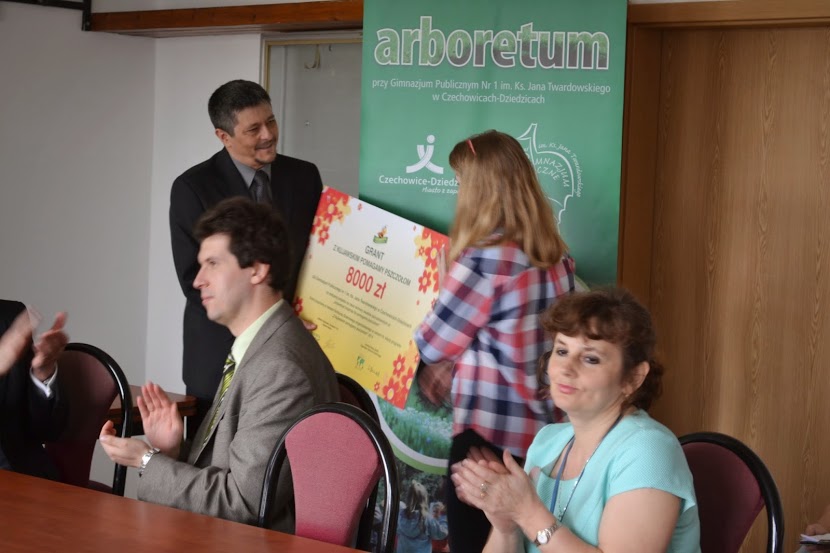 Na zdjęciu powyżej: wręczenie nagrody dla Gimnazjum Publicznego nr 1 w Czechowicach-Dziedzicach w konkursie grantowym Z Kujawskim pomagamy pszczołom. Autorka zdjęcia: Agnieszka Jurasz.