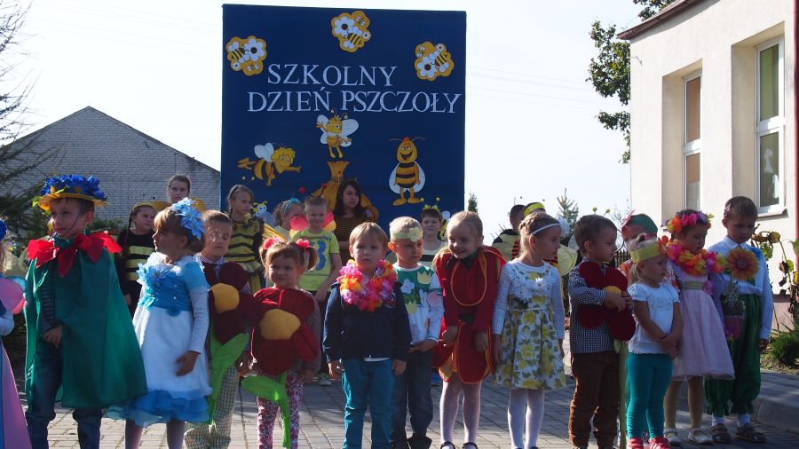 Szkolny Dzień Pszczoły - Piknik w ramach projektu Pszczoły W Szkole i akcji z Kujawskim pomagamy pszczołom.