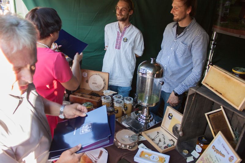 Dyplomy dla pszczelarzy podczas Święta Miodu w Pszczynie. Autor zdjęcia: Kazimierz Wiśniowski