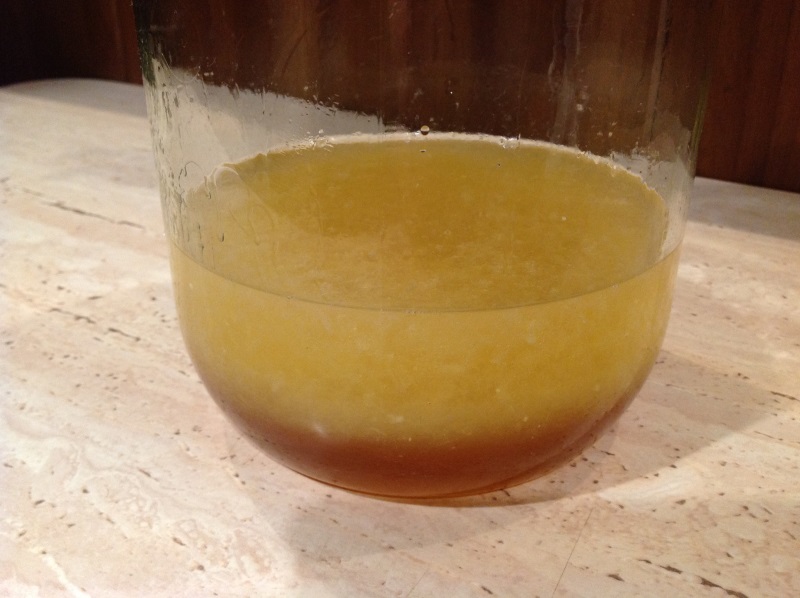 Tak powinna wyglądać konsystencja nalewki przed mieszaniem.